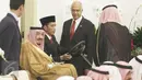 Raja Arab Saudi Salman bin Abdulaziz Al-Saud bersama Presiden Jokowi di Istana Bogor, Jawa Barat, Rabu (1/2). Pemerintah Arab berencana akan menanamkan investasi senilai Rp300 triliun di Indonesia. (Liputan6.com/Angga Yuniar) 