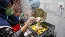 Pengusaha kue rumahan, Diyah Maryatini mengukus kue batik di Dapur Syabina, Pamulang Barat, Tangerang Selatan, Minggu (4/10/2020). Usaha kue batik yang digeluti sejak tahun 2019 mampu memproduksi 10 hingga 12 bolu dan brownies bermotif batik. (Liputan6.com/Fery Pradolo)