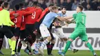 Kiper Rennes Romain Salin (kanan) berkelahi dengan pemain Lazio saat pertandingan Grup E Liga Europa di Stadion Roazhon Park, Rennes, Prancis, Kamis (12/12/2019). Lazio gagal lolos ke 32 besar Liga Europa setelah kalah dari Rennes 2-0. (AP Photo/David Vincent)