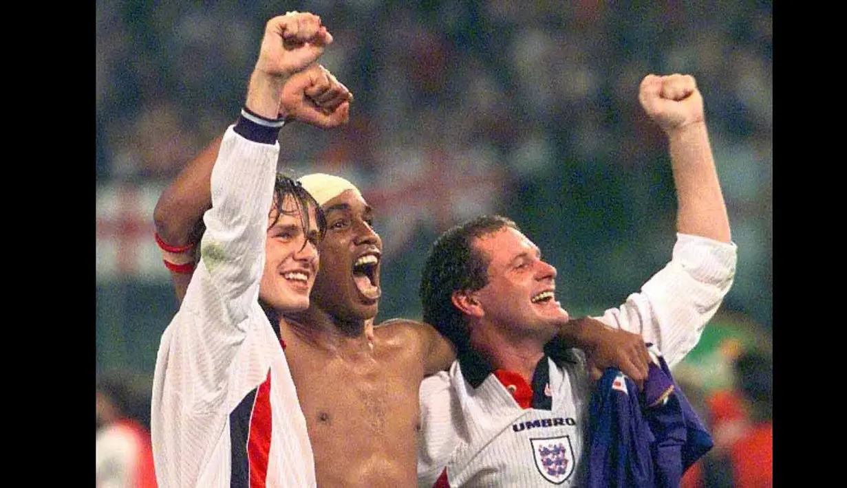 Laga Inggris kontra Italia saat kualifikasi Piala Dunia 1998 membawa cerita tersendiri untuk Paul Ince (tengah). Kepalanya berlumur darah karena terkena sikut Demetrio Albertini di laga penuh drama tersebut. Hebatnya, Ince bermain penuh dan membawa Inggris lolos ke putaran final. (AFP/Gerard Julien)