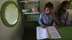 Para siswa Palestina duduk dalam bus yang telah dialihfungsikan menjadi ruang kelas keliling di Khirbet Ibziq, dekat Kota Tubas, Tepi Barat, 8 Oktober 2020. Sebuah asosiasi lokal mengalihfungsikan sebuah bus menjadi perpustakaan dan ruang kelas keliling. (Xinhua/Ayman Nobani)