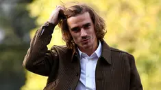 Penyerang Antoine Griezmann merapikan rambutnya saat tiba di tempat pelatihan tim nasional Prancis Prancis di Clairefontaine en Yvelines (11/11/2019). Prancis akan bertanding melawan Moladavia dan Albania pada kualifikasi Piala Eropa 2020. (AFP Photo/Franck Fife)