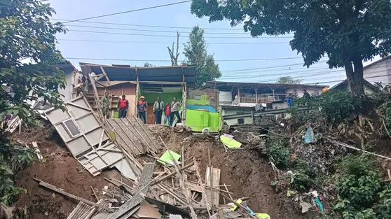 Fondasi Terkikis Aliran Sungai, Rumah di Sukabumi Ambruk