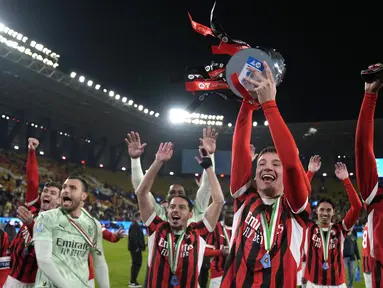 Sejumlah pemain AC Milan merayakan juara Piala Super Italia 2024/2025 setelah mengalahkan Inter Milan pada laga final yang berlangsung di Al-Awwal Park, Riyadh, Arab Saudi, Senin (06/01/2025) waktu setempat. (AFP/Fayez Nureldine)