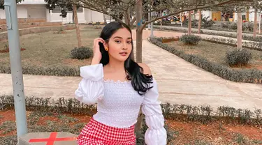 Kerap disapa dengan panggilan Jasmine, aktris berusia 23 tahun ini tengah berperan dalam sinetron Roda Roda Gila yang tayang di SCTV. Beradu akting dengan Esta Pramanita dan Nadira Sungkar, ia pun berperan sebagai Tisa dalam sinetron tersebut. Masuk dalam sinetron SCTV, kini namanya pun kian populer di kalangan pecinta layar kaca. (Liputan6.com/IG/@jasmineelfirabs)