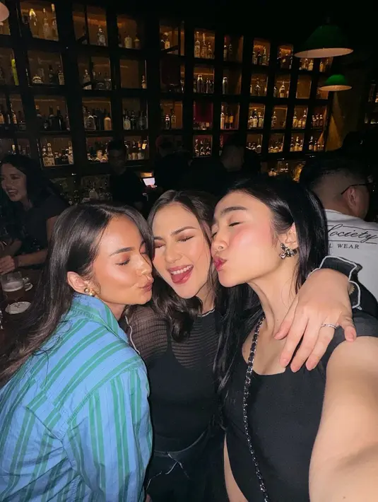 Jessica Mila, ibu anak satu ini tampil menawan bak gadis dengan outfit serba hitam. [Foto: Instagram/febbyrastanty]