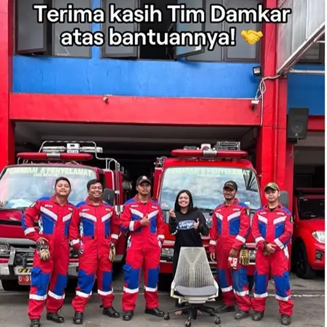 Momen Kocak Petugas Damkar Bantu Wanita Lepaskan Tindik Hidungnya yang Nyangkut di Kursi.  foto: (dok.Instagram @porteegoods/https://www.instagram.com/p/DEr5PfYyEpv/Henry)