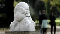Patung marmer yang didedikasikan untuk para dokter, perawat, dan petugas kesehatan tanpa judul "Tentara anti Covid-19", di Taman Pincio di Roma tengah (4/11/2020). (AFP/Filippo Monteforte)