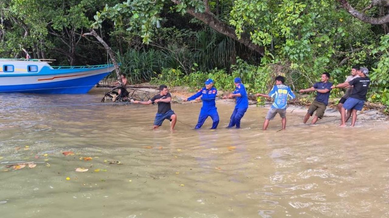 Heroik! Polairud Evakuasi Longboat Obi, Delapan ABK Selamat dari Musibah Laut