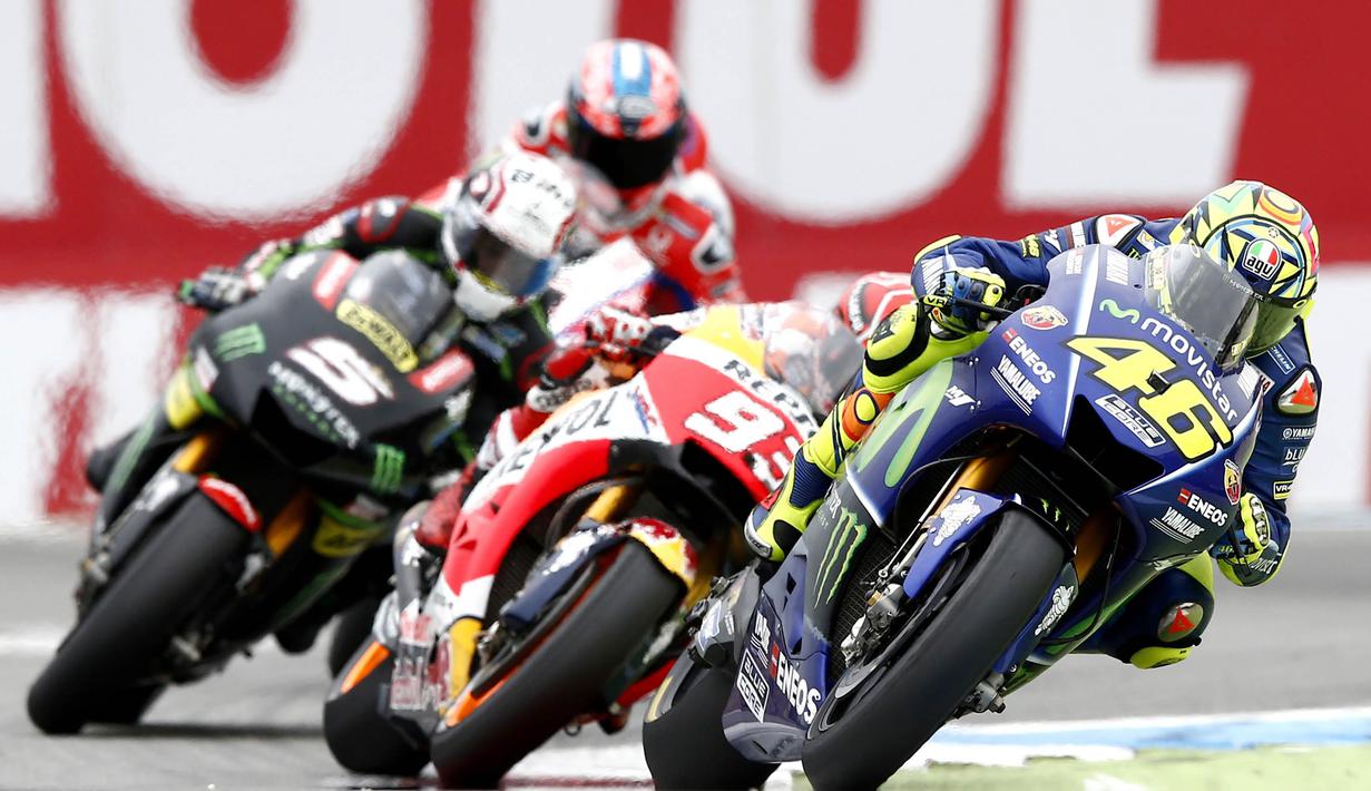 Pebalap Movistar Yamaha, Valentino Rossi, memacu kendaraannya saat MotoGP Belanda di Sirkuit Assen, Assen, Minggu (25/6/2017). Riders asal Italia itu memiliki catatan waktu 41 menit 41,149 detik. (AFP/Vincent Jannink) 
