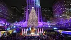 Pohon Natal Rockefeller Center menyala selama upacara penyalaan di New York, Amerika Serikat, Rabu (29/11/2023). Pohon cemara Norwegia setinggi 80 kaki dan seberat 12 ton dari Vestal, NY, dihiasi dengan lebih dari 50.000 lampu LED multi-warna dan hemat energi. (Diane Bondareff/AP Images for Tishman Speyer)