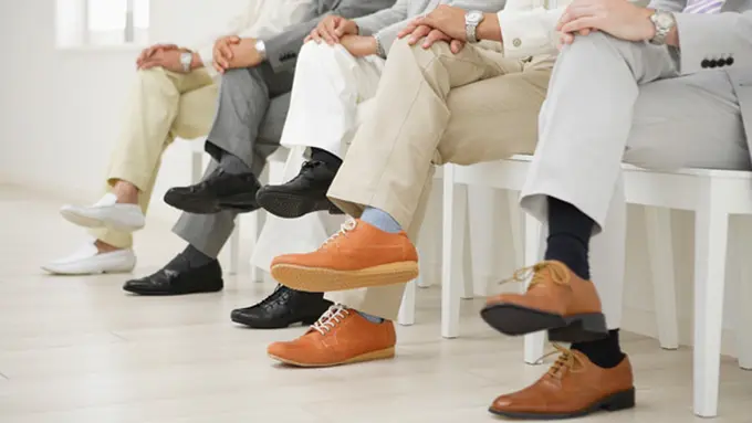 4 Alasan Kenapa Kamu Nggak Boleh Menyilangkan Kaki Saat Bersantai