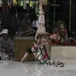 Salah satu gaya dalam Tari Topeng Losari Cirebon yang khas yakni Galeong atau Kayang, Foto (Liputan6.com / Panji Prayitno)