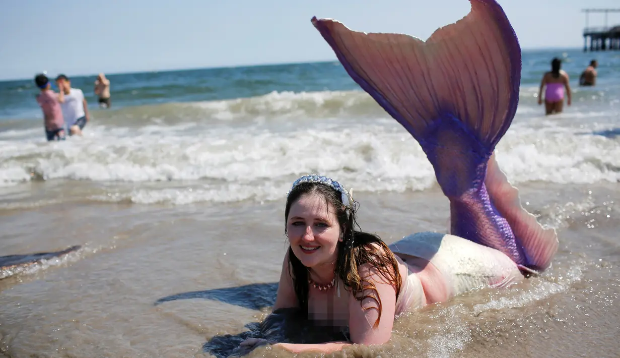 Peserta berpakaian seperti putri duyung sambil berenang di pantai saat mengikuti parade Mermaid, Brooklyn , New York , (18/6). Acara yang digelar setiap tahun ini menarik jumlah peserta dan wisatawan di Brooklyn , New York. (REUTERS / Eduardo Munoz)