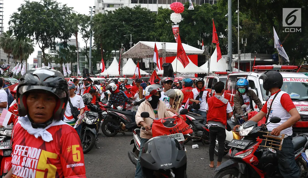 Massa pendukung pasangan calon presiden dan wakil presiden nomor urut 01 Jokowi-Ma'ruf Amin saat berkumpul di sekitar Bundaran HI, Jakarta, Sabtu (13/4). Ribuan orang berkumpul untuk menghadiri kampanye akbar pasangan Jokowi-Ma'ruf Amin di Stadion GBK. (Liputan6.com/Immanuel Antonius)