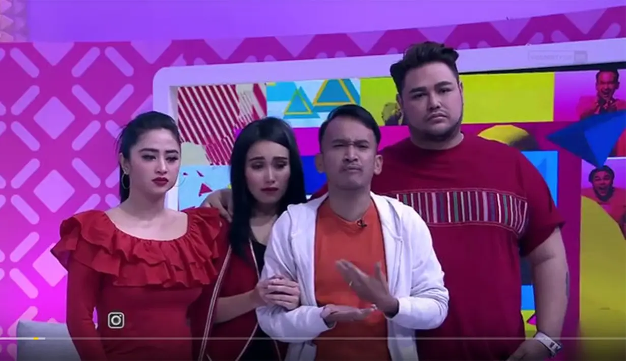 Janda satu anak itu merasa disudutkan oleh acara tersebut. Bersama dengan sahabatnya, Ruben Onsu, Ivan Gunawan, dan Dewi Perssik, Ayu Ting Ting sendiri bingung. Air mata pelantun lagu Sambalado itu tak bisa lagi ditahan. (dok.youtube/trans tv official)