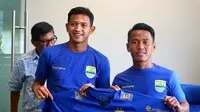 Ghozali Siregar dan Muchlis Hadi Ning Syaifulloh pada acara perkenalan di markas Persib Bandung. (Liputan6.com/Kukuh Saokani)