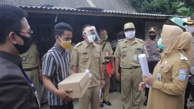 Penyerahan bantuan sembako dari Pemkab Purbalingga kepada untuk warga di dusun yang karantina. (Foto: Liputan6.com/Humas Pemkab Purbalingga/Muhamad Ridlo)