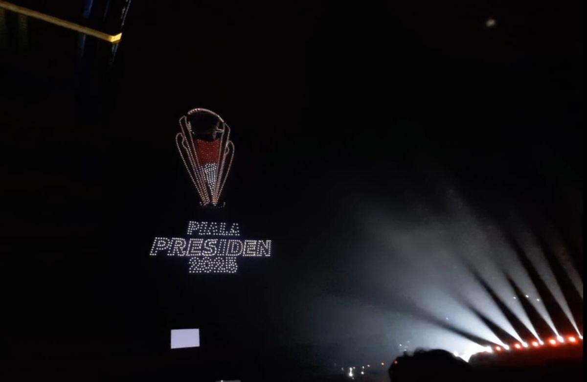 Atraksi 1400 Drone Menghiasi Langit Bandung di Closing Ceremony Piala Presiden 2025
