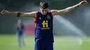 Penyerang Spanyol, Alvaro Morata melakukan pemanasan selama sesi latihan tim di Universitas Qatar di Doha, Qatar, Minggu, 4 Desember 2022. Spanyol lolos ke babak 16 besar dengan status runner-up Grup E dengan torehan empat poin. (AP Photo/Julio Cortez)