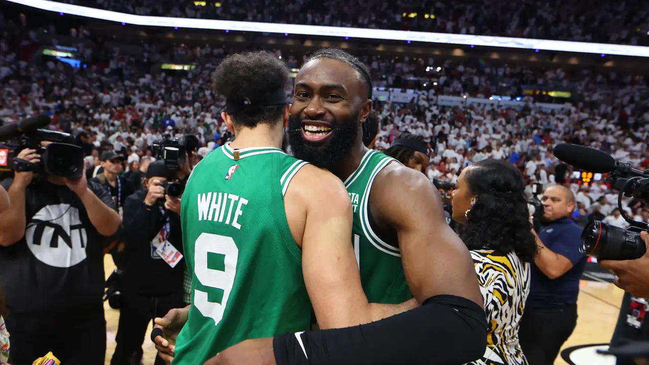 Selebrasi pemain Celtics Derrick White usai mengalahkan Heat di gam enam final Wilayah Timur NBA