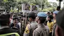 Sejumlah massa menggelar Aksi Bela OSO di depan Gedung KPU, Jakarta, Rabu (16/1). Dalam aksinya, massa membawa atribut berupa sejumlah spanduk. (Liputan6.com/Faizal Fanani)