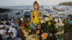 Sebuah boneka besar yang mewakili Dewi Laut Yemanja dibawa menuju ke laut dari pantai Pantai Red River di Salvador, Brasil (2/2). Dalam kepercayaan Afro-Brasil, Yemanja diyakini sebagai representasi dewi laut yang cantik jelita. (AP Photo / Eraldo Peres)