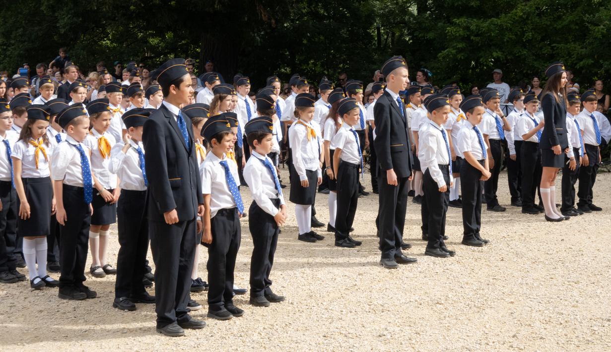 Anak-anak menghadiri upacara pangambilan sumpah di Stasiun Kereta Anak Huvosvolgy di Budapest, Hungaria, 26 Agustus 2020. Jalur kereta sempit yang melintasi hutan perbukitan ini sebagian besar layanan komersial dan manajemen lalu lintasnya dilakukan anak-anak usia 10-14 tahun (Xinhua/Attila Volgyi)