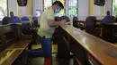 Seorang pria mengisi formulir sebelum diinokulasi dengan vaksin COVID-19 AstraZeneca di gereja Paroki Hati Kudus Yesus di Quezon City, Filipina, Senin (17/5/2021). Sempat ditangguhkan, Filipina melanjutkan penggunaan vaksin AstraZeneca pada penduduk berumur di bawah 60 tahun. (AP Photo/Aaron Favila)