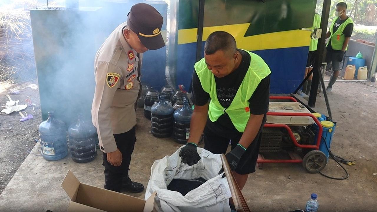 Liquid smoke pengganti pestisida. (Foto: Liputan6.com/Polres Pemalang)