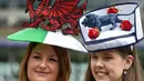 Wanita penggemar balap kuda menggunakan topi yang unik di Ascot Racecourse, Inggris , (16/6).  Pacuan kuda ini merupakan salah satu pacuan terkemuka dan terbesar di Inggris. (Reuters / Toby Melville)