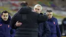 Manajer tim Tottenham Hotspur, Jose Mourinho berpelukan dengan manajer tim Wolverhampton Wanderers, Muno Espirito Santo usai berakhirnya laga lanjutan Liga Inggris 2020/21 pekan ke-15 di Molineux Stadium, Minggu (27/12/2020). Tottenham bermain imbang 1-1 dengan Wolves. (AFP/Carl Recine/Pool)