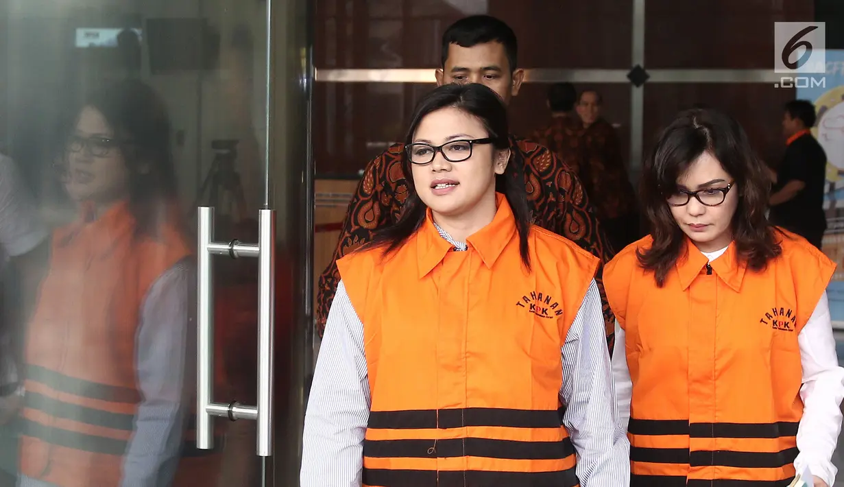 Mantan Anggota DPRD Sumut, Rinawati Sianturi dan anggota Komisi XI DPR, Rooslynda Marpaung usai diperiksa di gedung KPK, Jakarta, Rabu (11/7). Keduanya ditahan atas sangkaan suap interpelasi dan penetapan APBD Sumut. (Liputan6.com/Herman Zakharia)