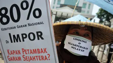 Koalisi Rakyat Untuk Keadilan Perikanan (KIARA) melakukan aksi di gedung Kementrian Kelautan dan Perikanan, Jakarta (6/4/2015). Mereka meminta pemerintah mencabut izin perusahaan perikanan dan memikirkan kesejahteraan nelayan. (Liputan6.com/Johan Tallo)