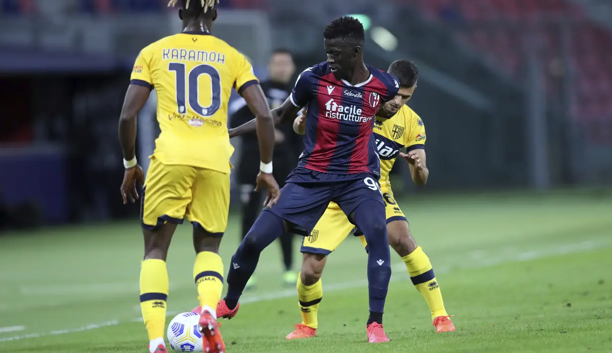 Penyerang Bologna, Mus Barrow, berebut bola dengan pemain Parma pada laga lanjutan Liga Italia di di Stadion Renato Dell'Ara, Selasa (29/9/2020) dini hari WIB. Bolongna menang 4-1 atas Parma. (Filippo Rubin/LaPresse via AP)