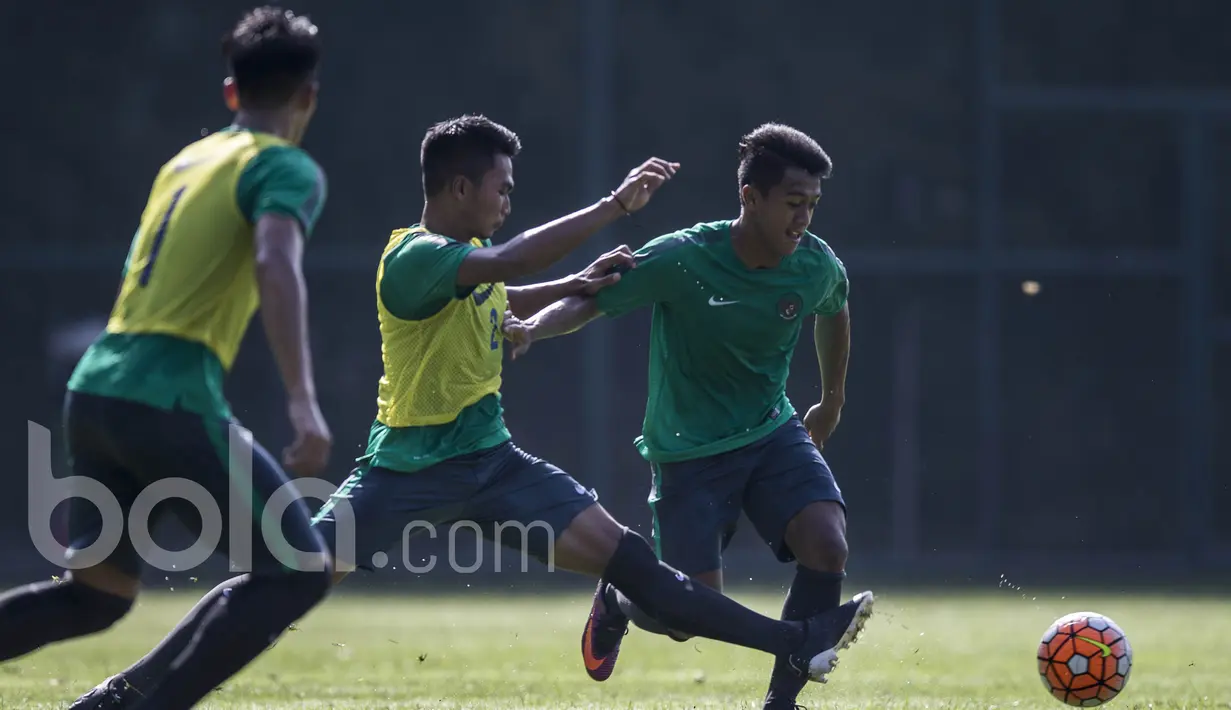 Gelandang Persib, Febri Haryadi, berebut bola dengan bek Arema FC, Bagas Adi, saat mengikuti seleksi Timnas Indonesia U-22 di Lapangan SPH Karawaci, Banten, Rabu (22/2/2017). (Bola.com/Vitalis Yogi Trisna)