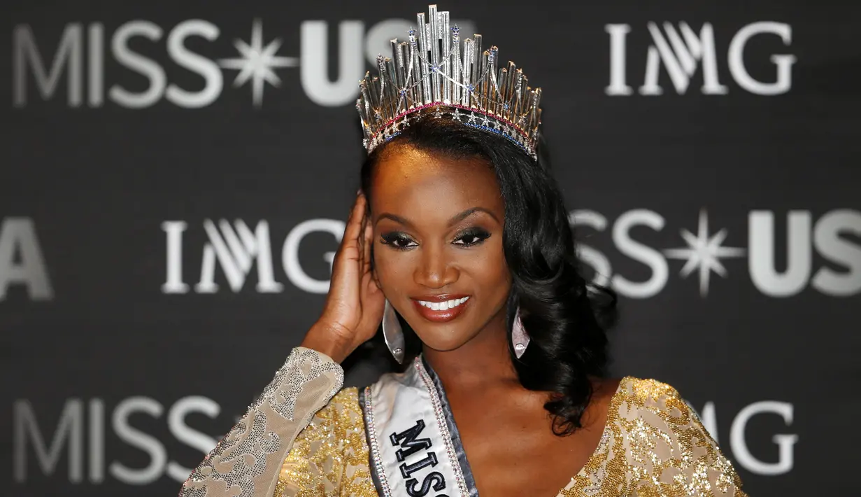 Miss District of Columbia, Deshauna Barber berpose pada sesi konferensi pers usai malam final Miss USA 2016, di Las Vegas, (5/6). Deshauna Barber yang berprofesi sebagai seorang tentara, memenangi kontes pemilihan Miss USA 2016. (REUTERS/Steve Marcus)