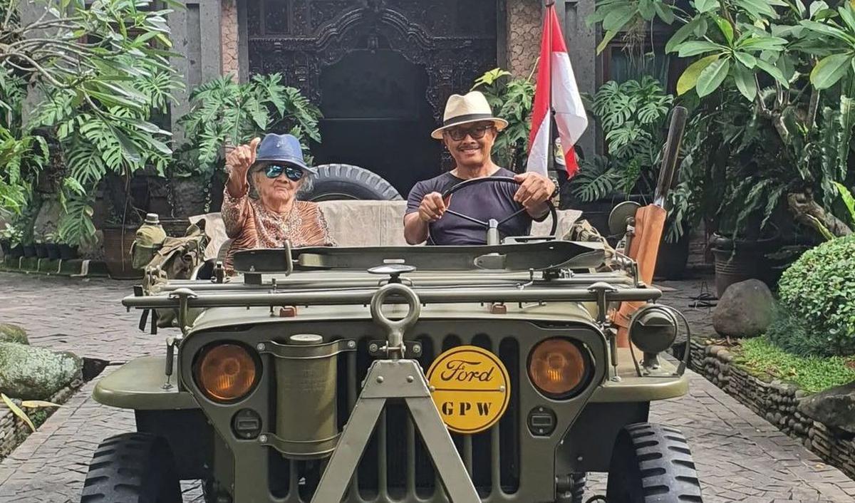 Peraih Adhi Makayasa tahun 1978 itu tampil keren bareng sang ibu.&nbsp; Nanan berbalut kaos oblong, sementara sang ibu nampak berdaster.