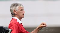 Pelatih PS TNI, Ivan Kolev mendampingi timnya melawan Persiba Balikpapan berlaga pa pekan keempat Liga 1 2017 di Stadion Pakansari, Bogor, Jumat (5/5/2017). (Bola.com/Nicklas Hanoatubun)