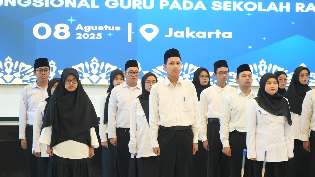 Mensos Gus Ipul Lantik 1.323 Guru Sekolah Rakyat
