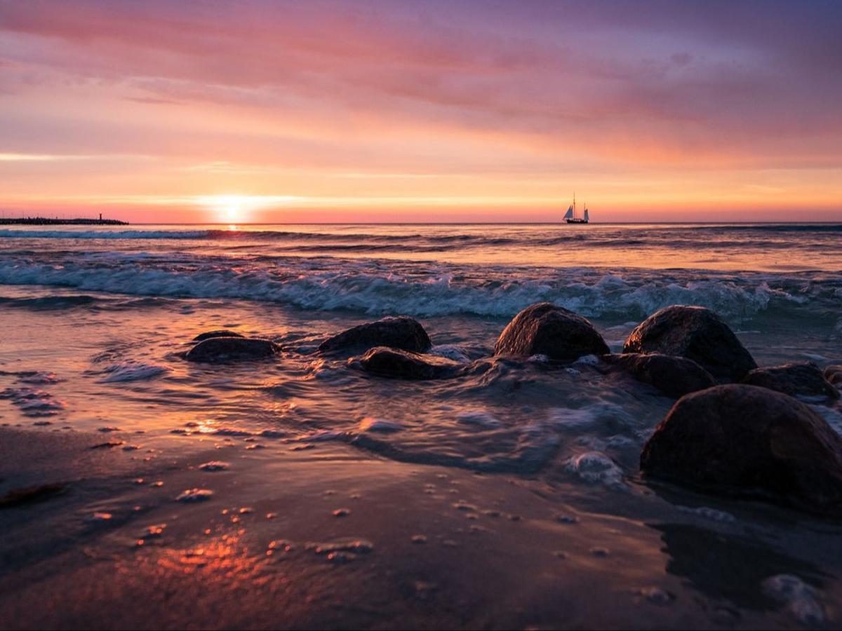 3. Pantai Batu Hiu
