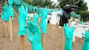 Sarung tangan dan sepatu bot yang digunakan untuk menghindari virus Ebola,yang telah menyebar hingga negara tetangga ,Liberia, dan Sierra Leone (AFP PHOTO / SEYLLOU)