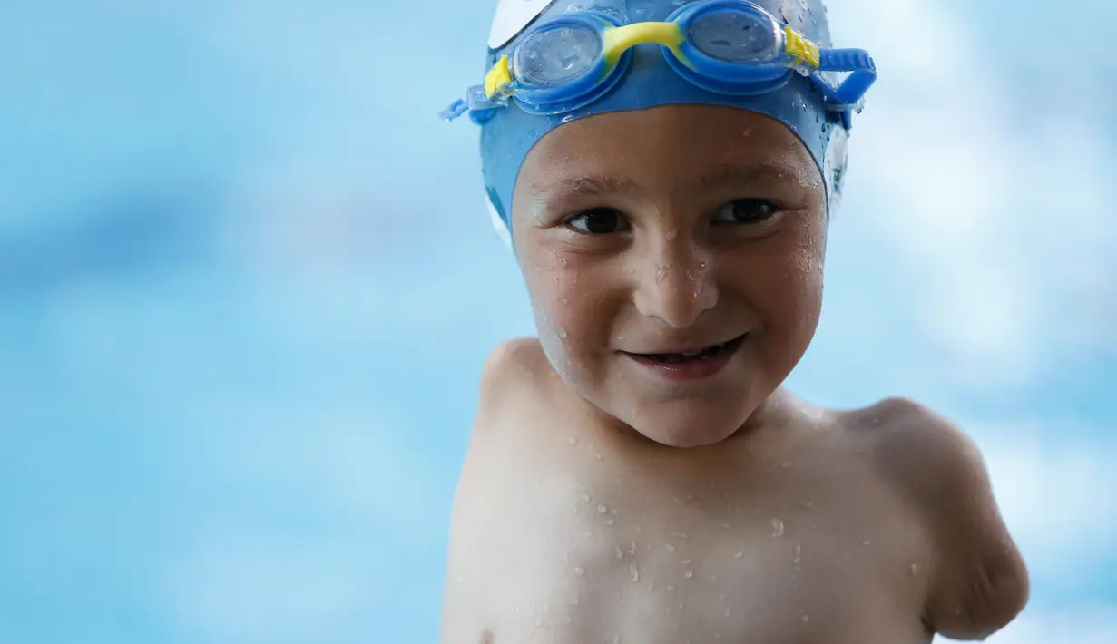 Ekspresi Ismail Zulfic disela istrahat latihan renang di kolam renang Olimpiade di Sarajevo, Bosnia (8/6). Meski dengan keterbatasan, tak menghalangi Ismail untuk melakukan hal-hal yang biasa dilakukan orang normal. (AP Photo/Amel Emric)