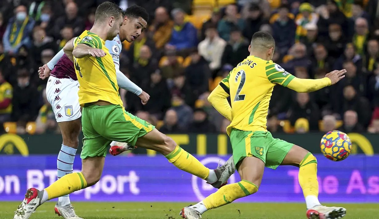 Gelandang Aston Villa Jacob Ramsey (belakang) mencetak gol ke gawang Norwich City dalam lanjutan Liga Inggris di Carrow Road, Rabu (15/12/2021) dini hari WIB. Aston Villa sukses menekuk tuan rumah Norwich City 2-0. (Joe Giddens/PA via AP)
