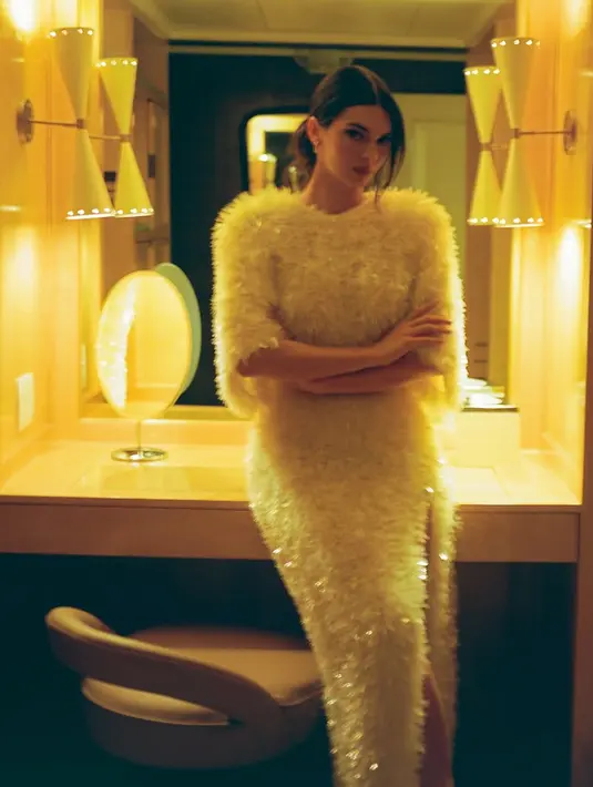 Gaun tersebut dibuat oleh Bottega Veneta dengan model slit dan lengan 3/4. Bagian atasnya pun cukup tertutup.[@kendalljenner:]