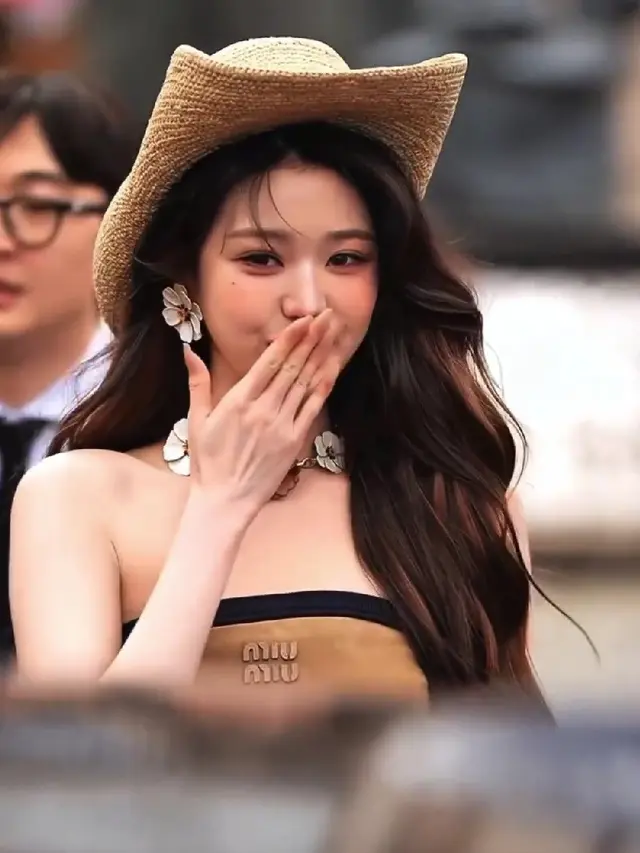 Potret Cantik Wonyoung IVE di Miu Miu Fashion Show (credit: instagram/sobrikorea)