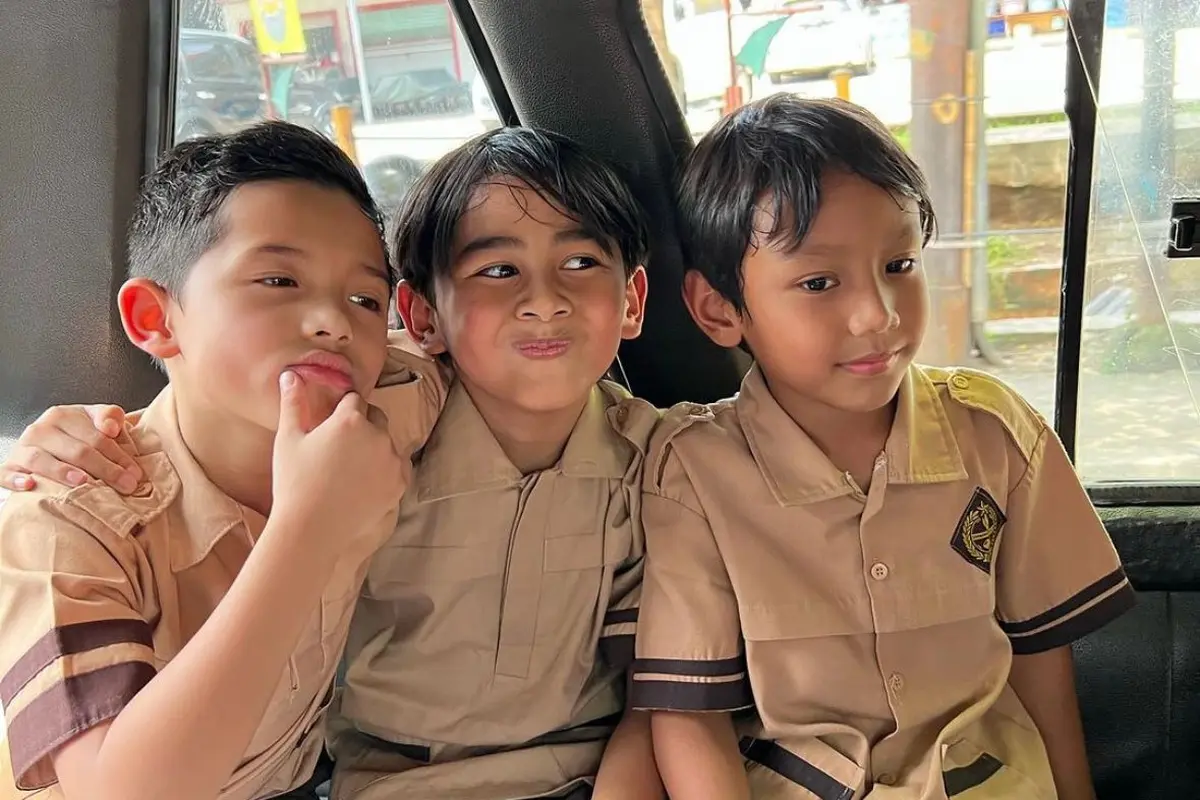 Potret anak-anak Ashanty dan Meisya Siregar naik angkot (Sumber: Instagram/meisya_siregar)