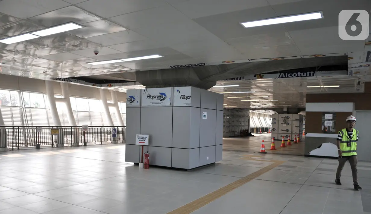 Aktivitas pekerja di Stasiun Light Rail Transit (LRT) Cibubur, Harjamukti, Depok, Minggu (13/10/2019). Progres pembangunan Stasiun LRT Cibubur baru mencapai 60 persen dan ditargetkan rampung serta diuji coba pada November 2019. (merdeka.com/Iqbal S. Nugroho)