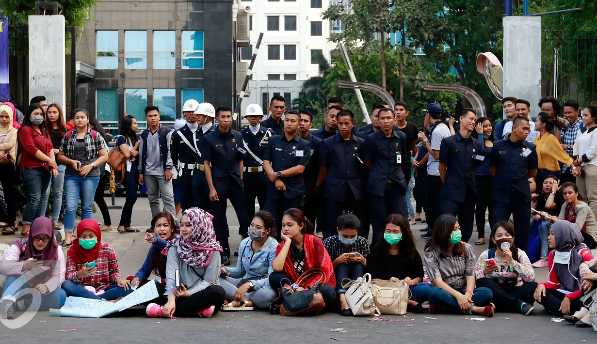 Mahasiswa membentuk blokade tepat depan RSCM, Jakarta, Selasa (27/10/2015). Mereka menuntut rektor UPI YAI mundur dari jabatannya karena menutupi skandal penipuan terhadap 1.080 mahasiswa. (Liputan6.com/Yoppy Renato)