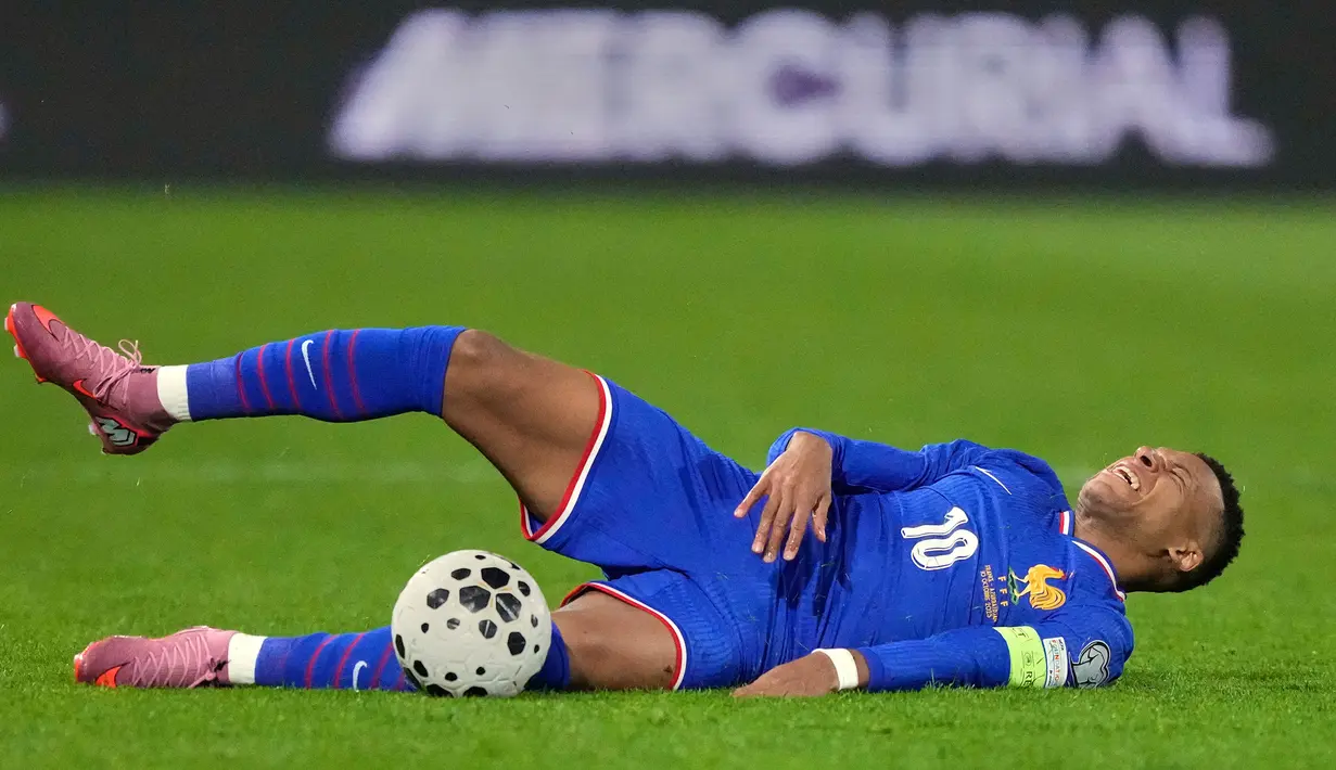 Kylian Mbappe yang tampil apik dalam laga antara Prancis melawan Azerbaijan saat Kualifikasi Piala Dunia 2026 zona Eropa, Sabtu (11/10/2025) dini hari WIB harus meninggalkan lapangan pertandingan lebih awal karena cedera. (AP Photo/Michel Euler)